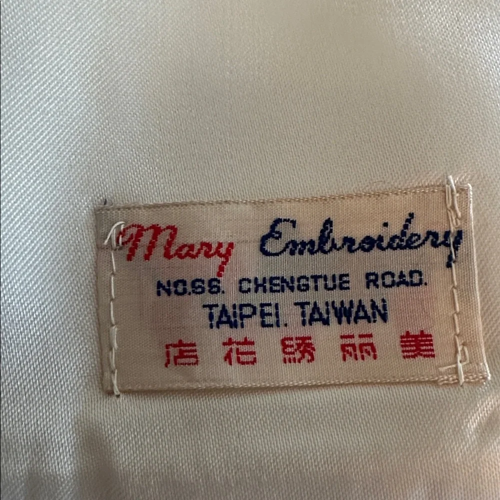 VINTAGE TAIWANESE 1970’s Silk embroidered shawl - Picture 4 of 7